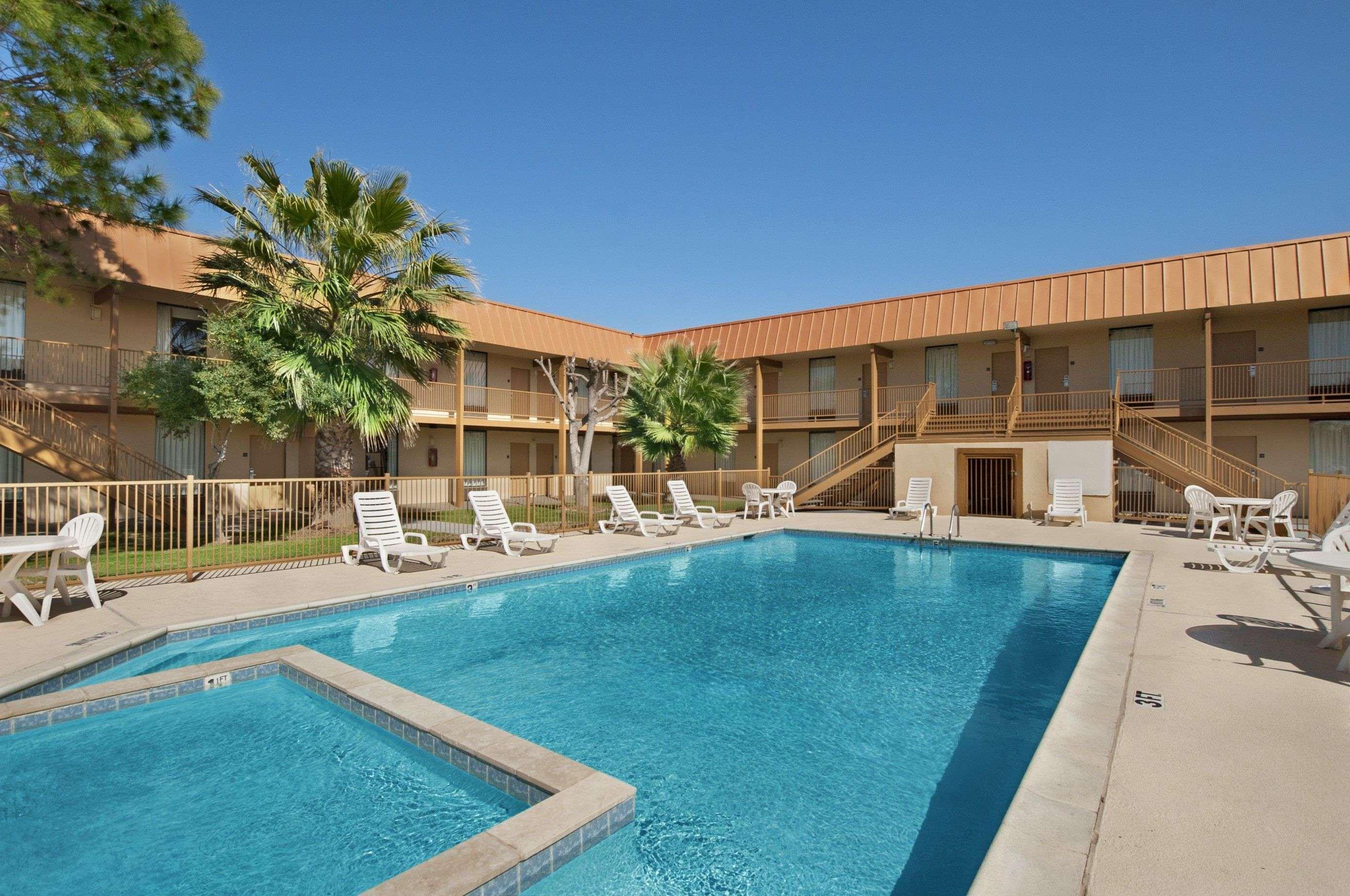Days Inn By Wyndham Burleson Ft. Worth Εξωτερικό φωτογραφία